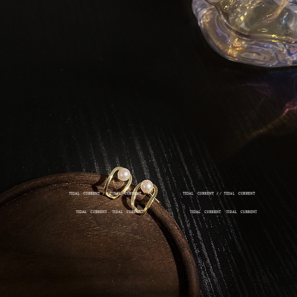Gold pearl earrings